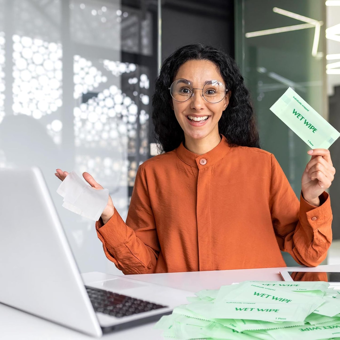 Timgle 300 Pack Individually Wrapped Wet Wipes Bulk Travel Size Unscented Hand Wipes Packets, Wet Napkins Clean Hands Quickly for Travel Homeless Restaurant Barbecue Wedding(Green)