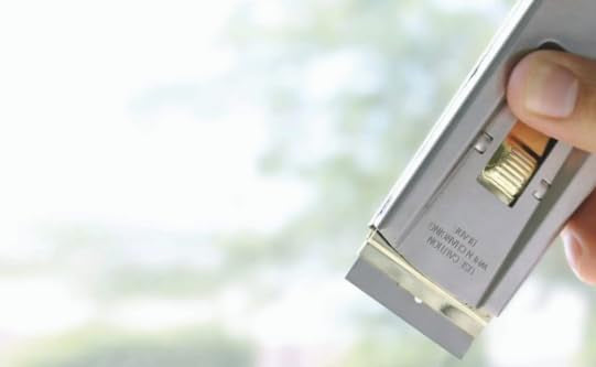 Single Edge Razor Blade 10 Pack - Straight Edge Razor - Ten Sharp Flat Blades in Convenient Storage Box - Oven Scraper Razors Refills - Heavy Duty Single Sided