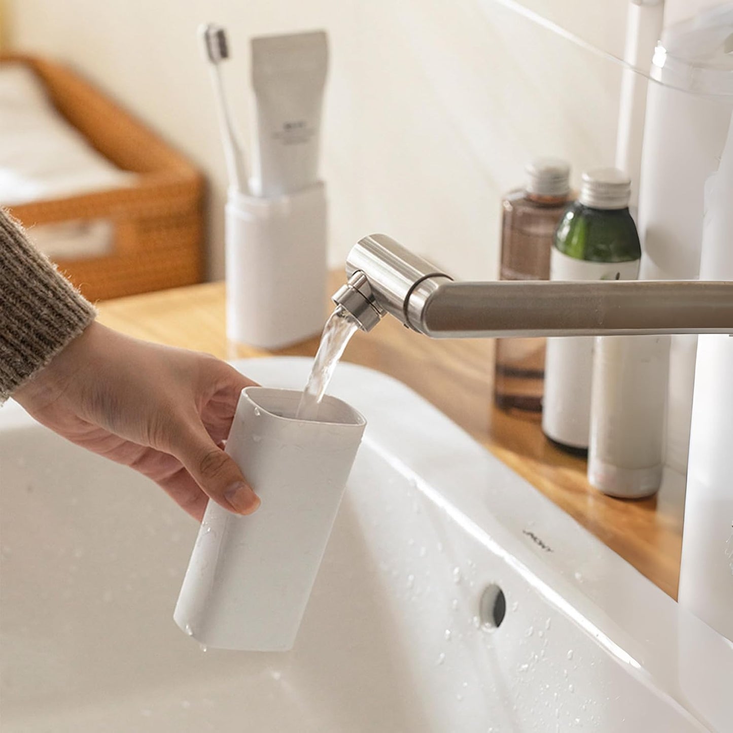 Compact Small White Travel Toothbrush Holder Case with Ventilation Hole, Portable Travel Toothbrush Cup with Cover, Storage Container for School Camping Business Trip Bathroom